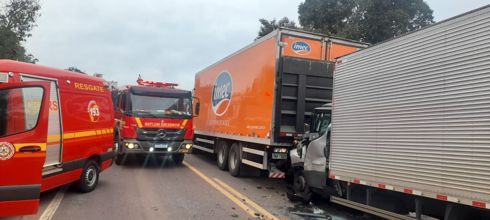 Caminhoneiro fica preso em cabine de caminhão após colisão em São Rafael