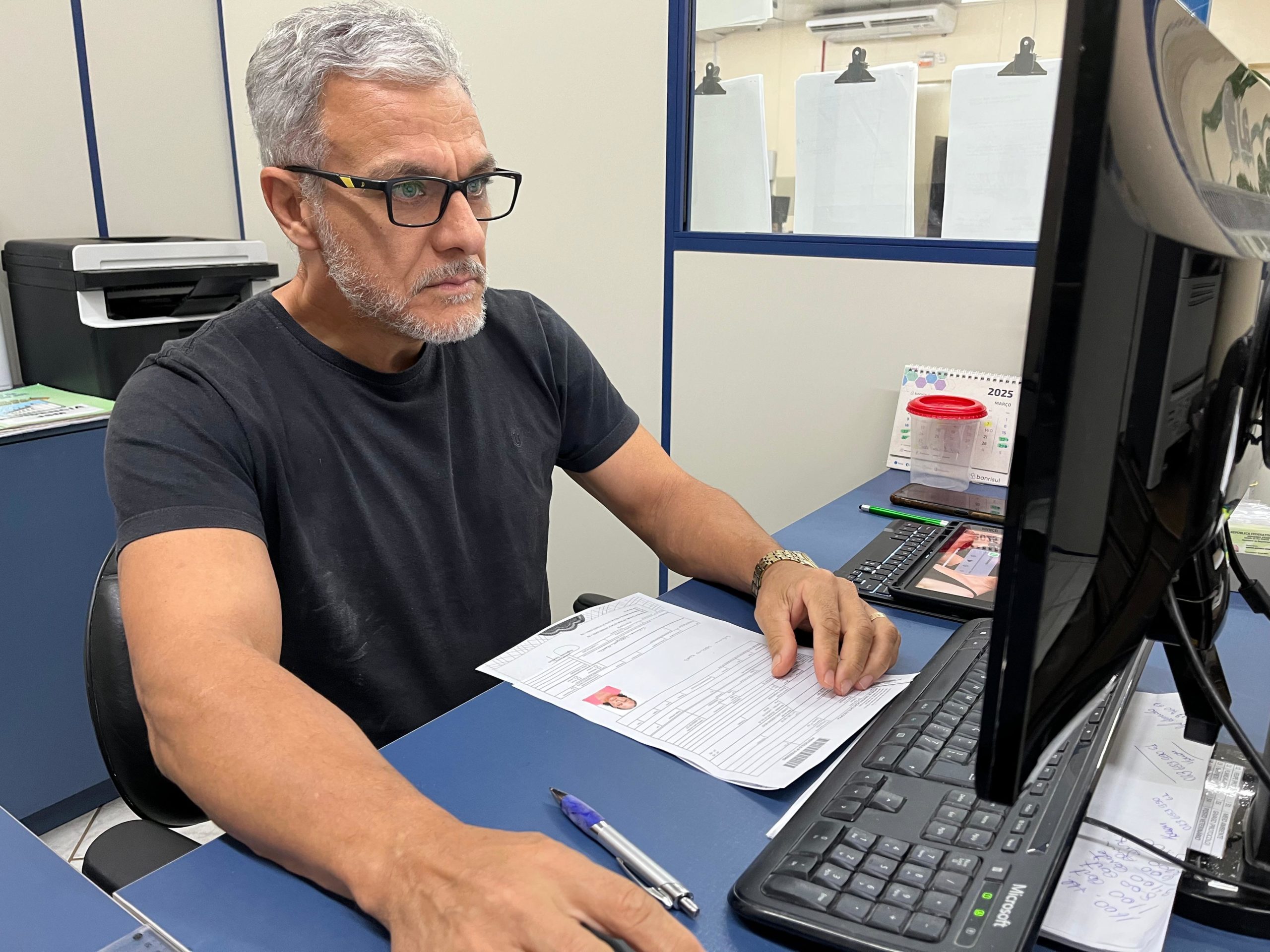 Foto: Marcio Steiner |  Jairo Fonseca é o responsável pela confecção das Carteiras de Identidade em Cruzeiro do Sul