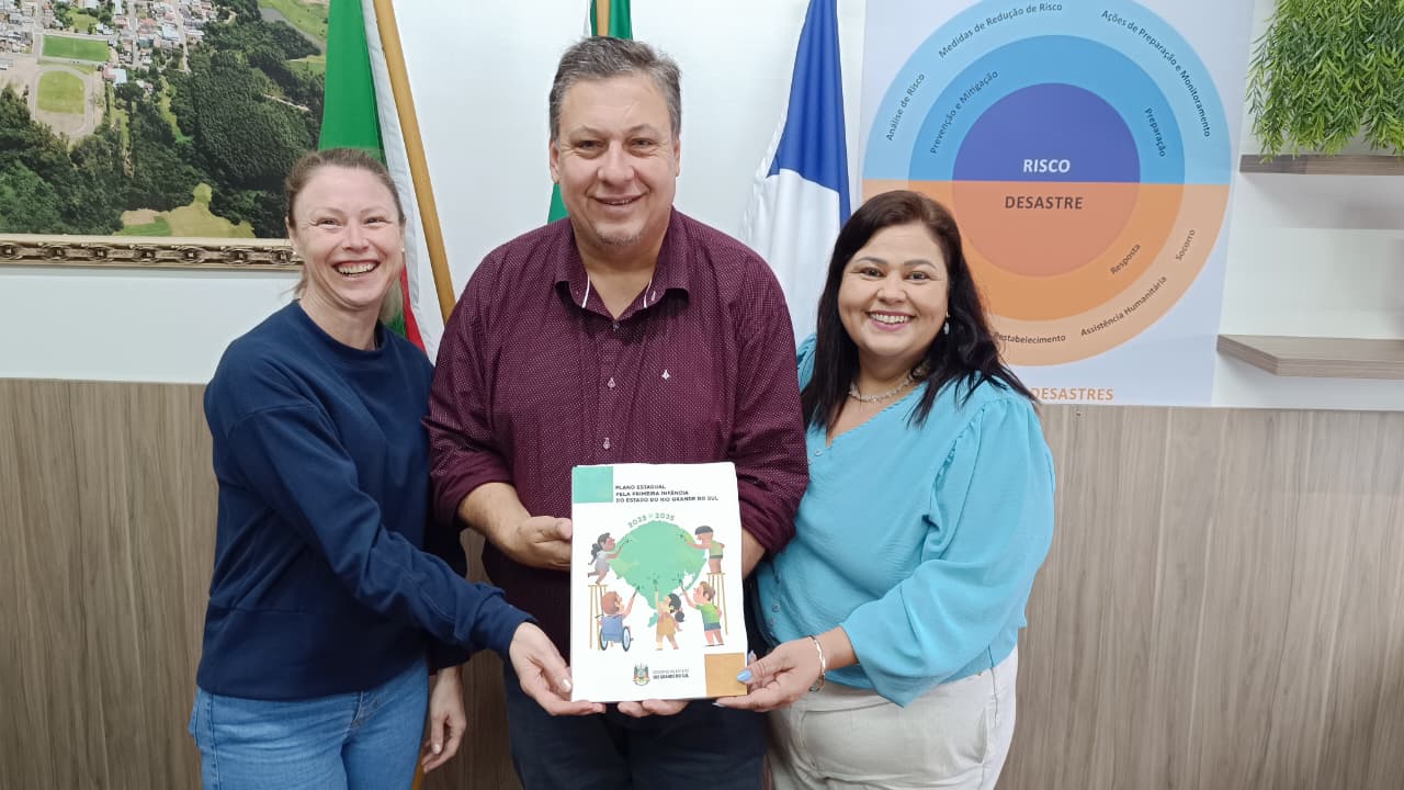 Prefeito Dingola recebe Plano Estadual pela Primeira Infância
