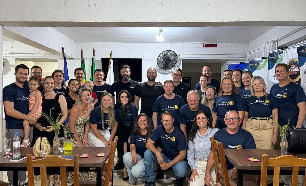 ROTARY Homenageados com os rotarianos presentes no evento