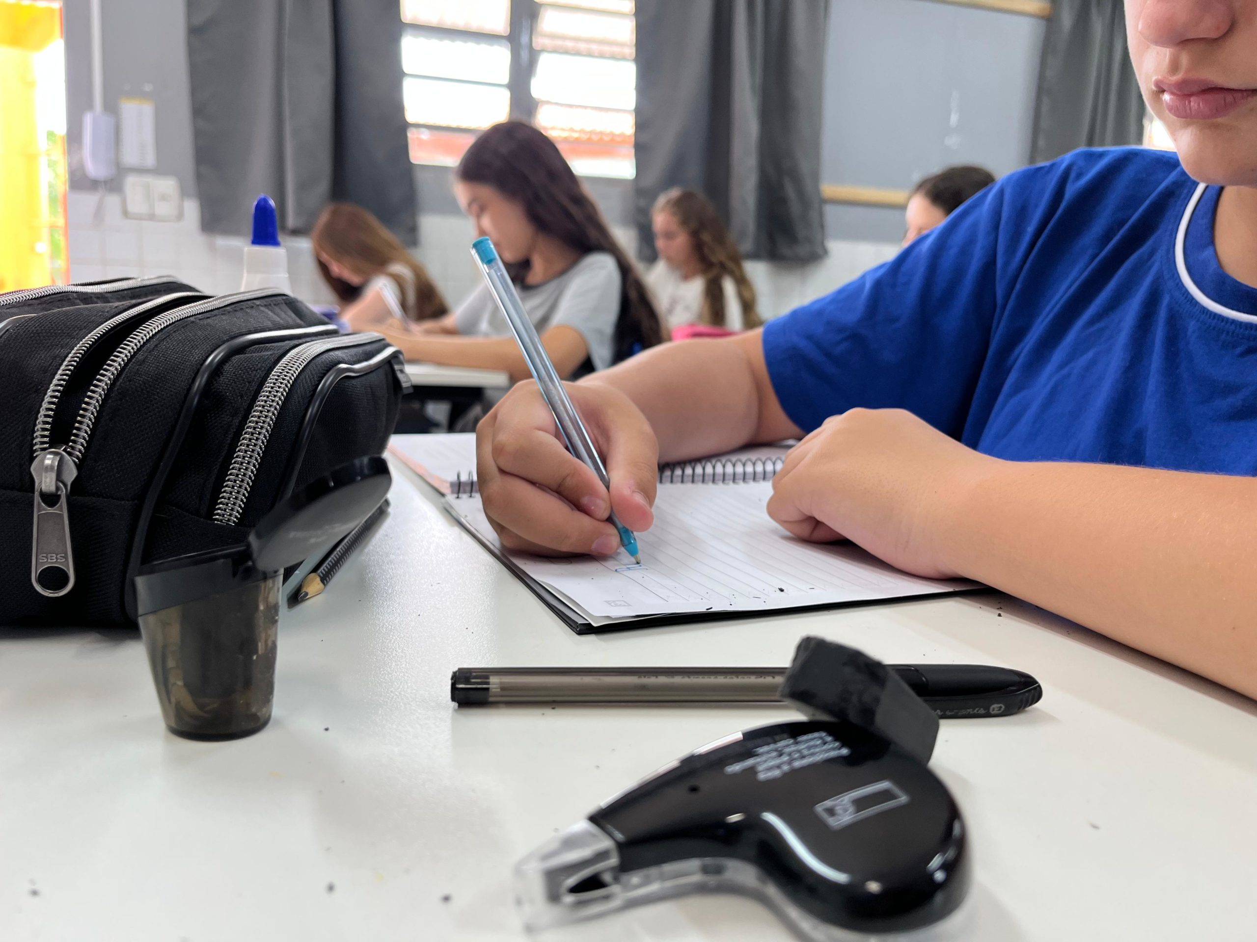 Alunos de Cruzeiro do Sul recebem kits de material escolar em ação do Rotary Club