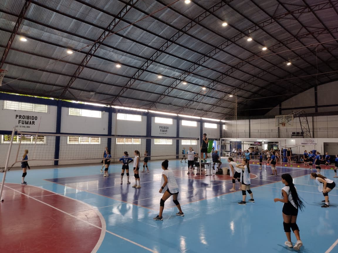 Escolinha de Futebol e Voleibol Geração 5 Estrelas retoma atividades