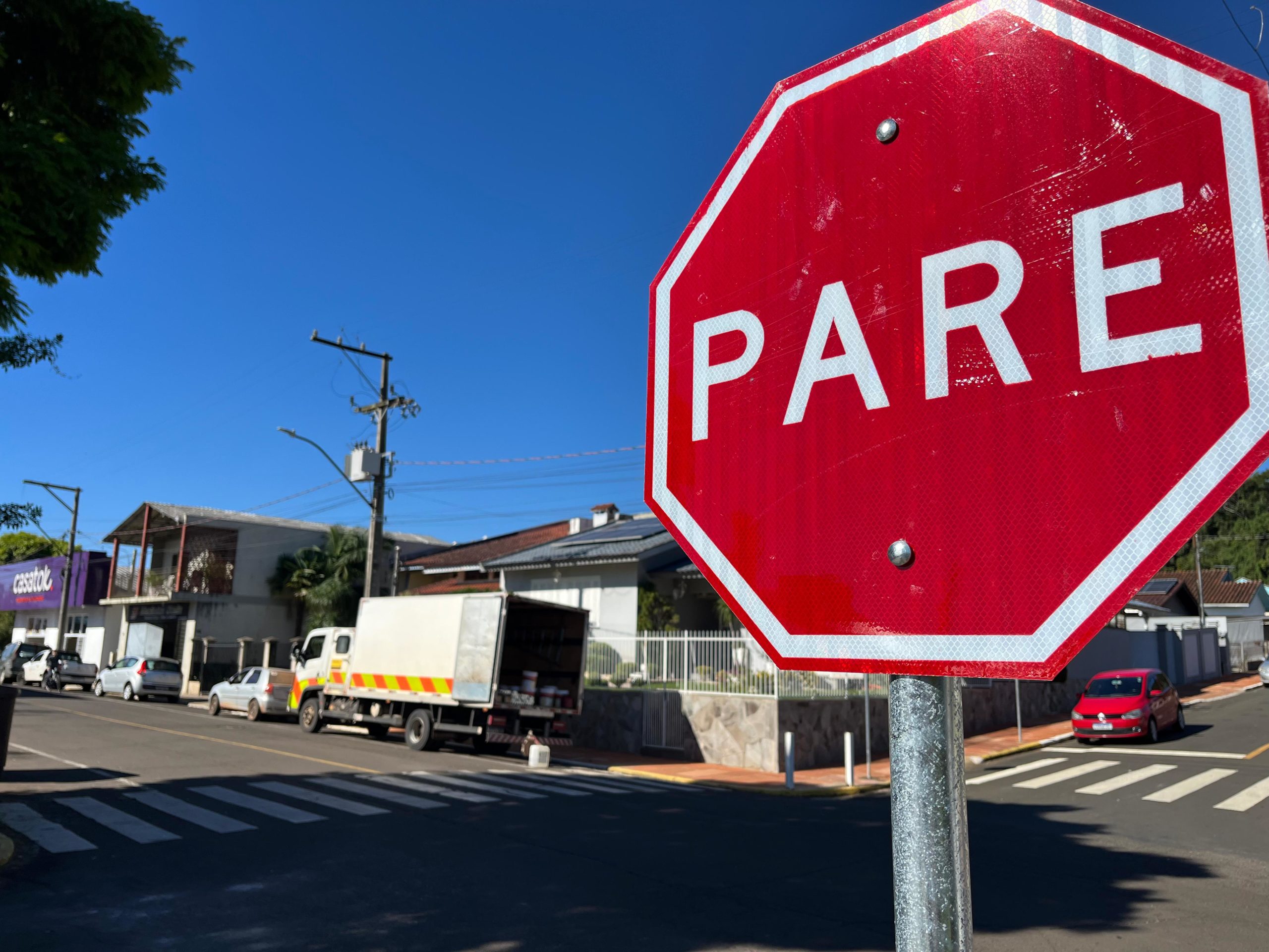 Prefeitura inicia instalação de novas placas de sinalização
