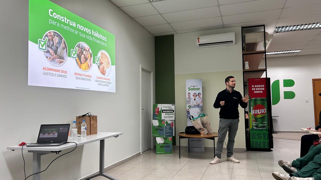 Sicredi busca ajudar no planejamento financeiro e conscientizar sobre endividamento excessivo