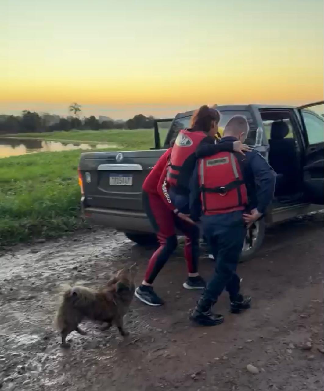 Grávida de 17 anos é resgatada de área isolada pela enchente em Cruzeiro do Sul