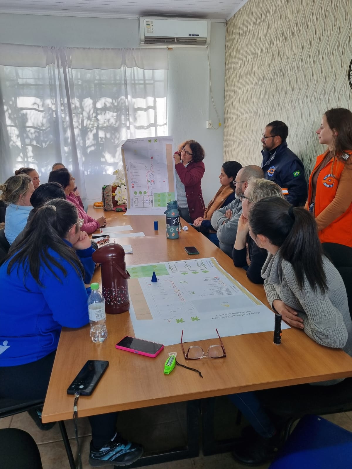 Escola Itaipava Ramos realiza simulado de mesa para fortalecer plano de contingência