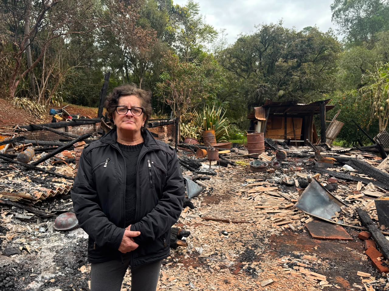 Após perder filho em acidente e pertences nas enchentes, professora vê casa ser destruída por incêndio
