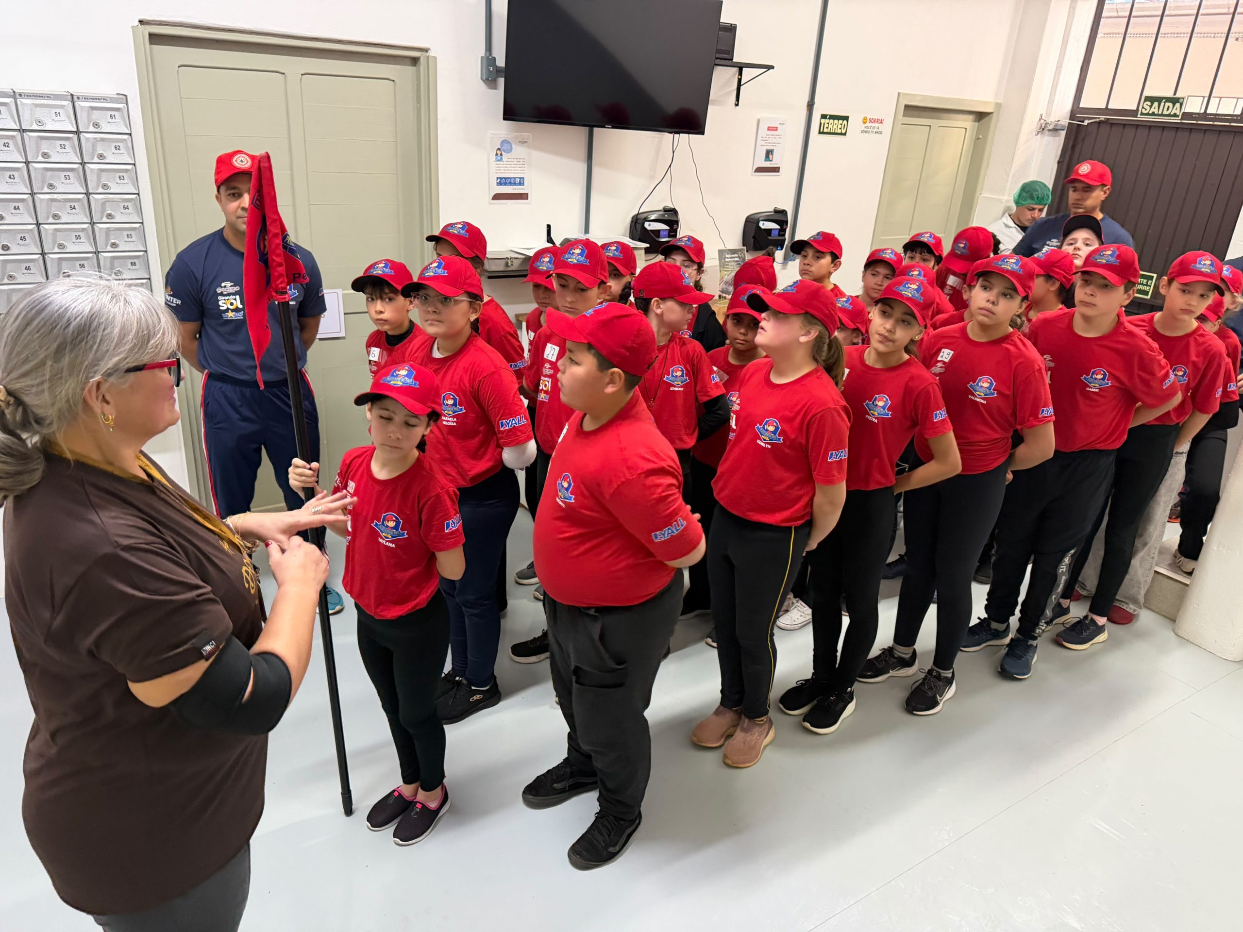 Alunos de Cruzeiro do Sul participam do programa Bombeiro Mirim em parceria com o Corpo de Bombeiros