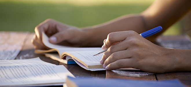 Adolescentes têm pior desempenho em leitura neste século, aponta avaliação da OCDE