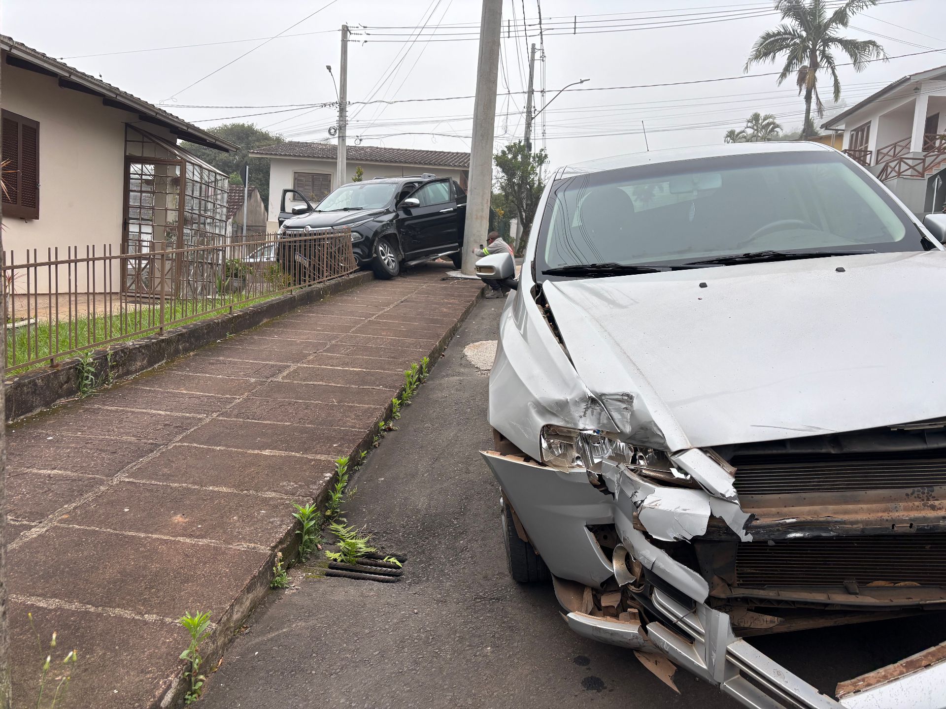 Caminhonete invade pátio de residência após acidente no Centro da cidade