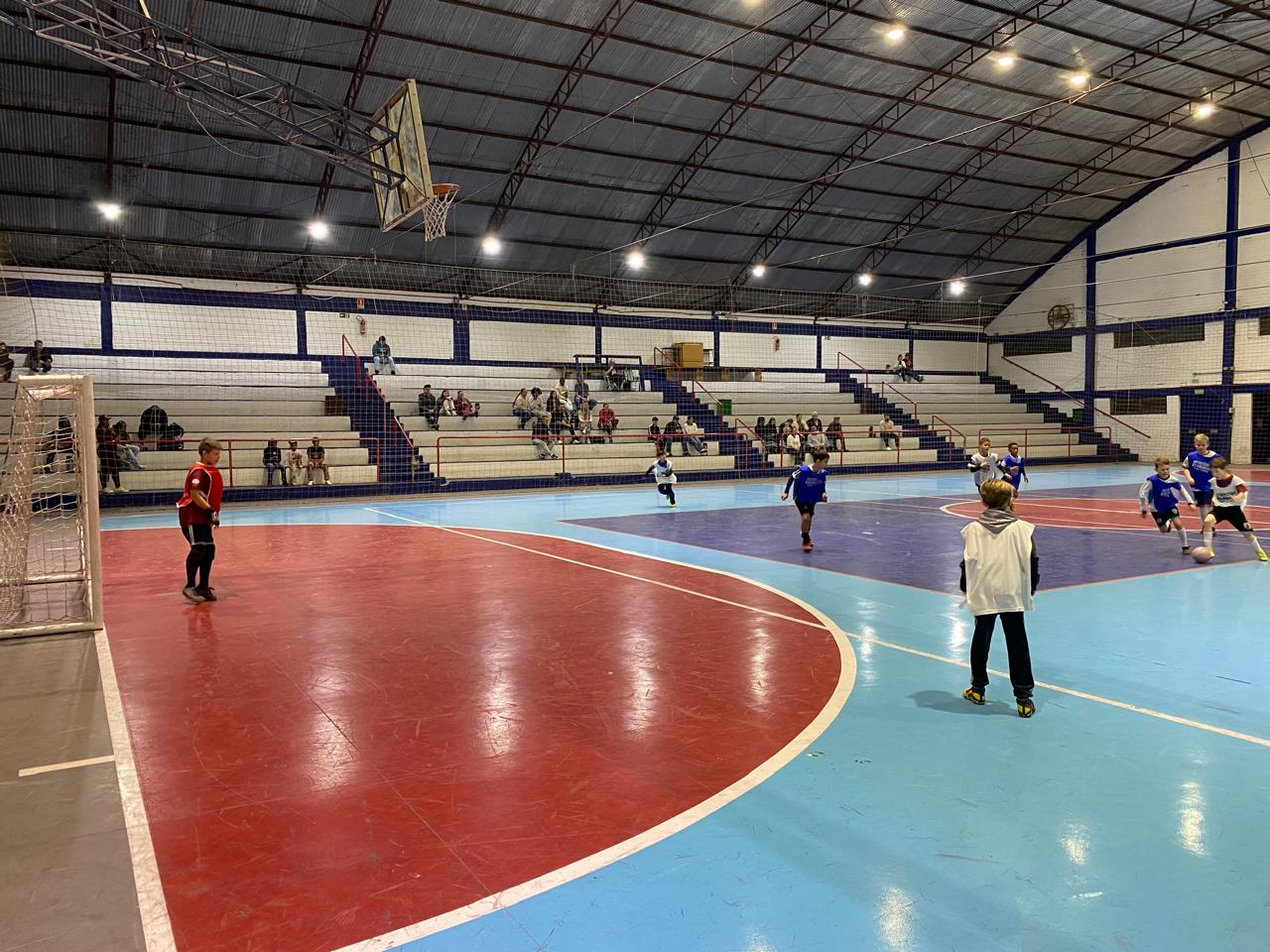 Escola Municipal de Futebol promove integração entre alunos